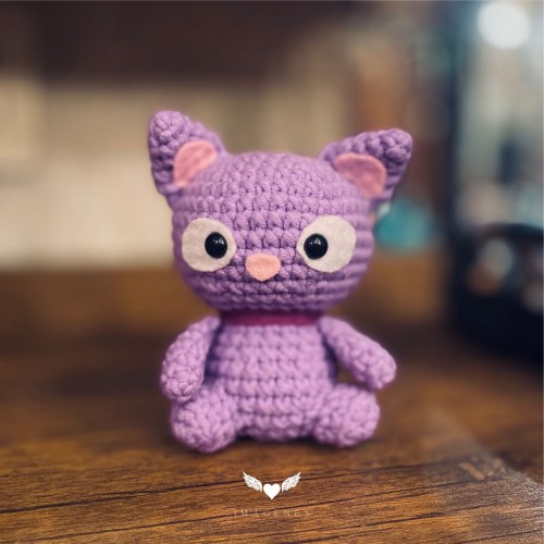 Amigurumi de gatito tejido a mano en chenille Hilana