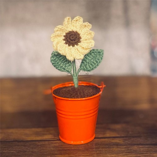Girasol tejido a mano en hilo de algodón y maceta de lata Hilana