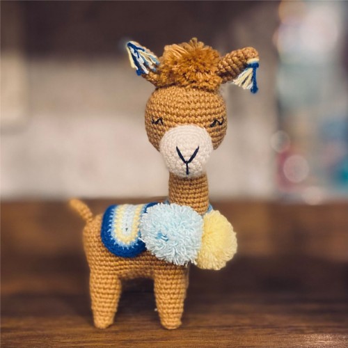 Amigurumi de llama tejida a mano en hilo de algodón Hilana