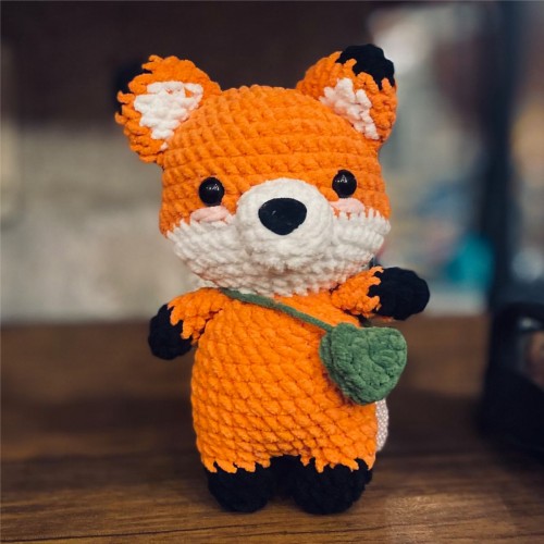 Amigurumi de zorrito tejido a mano en chenille Hilana