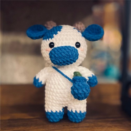 Amigurumi de vaquita tejido a mano en chenille Hilana