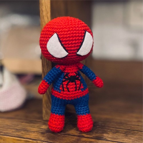 Amigurumi de Spiderman tejido a mano en hilo de algodón Hilana