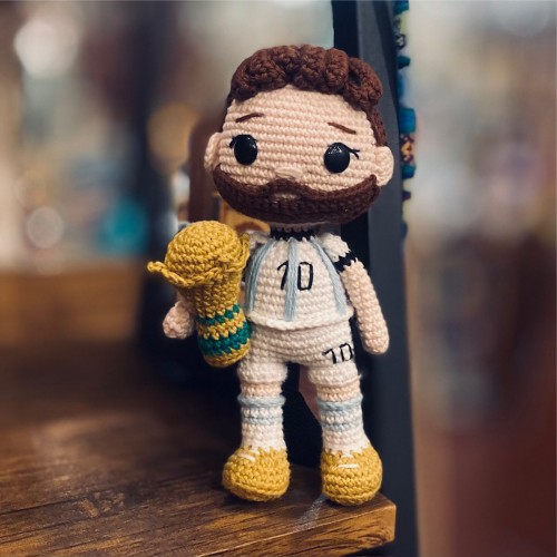 Amigurumi de Messi tejido a mano en hilo de algodón Hilana